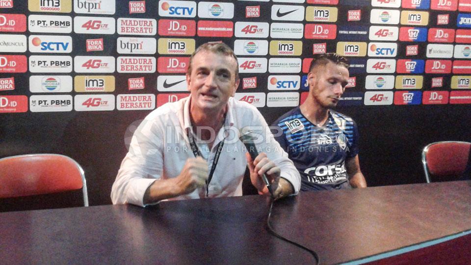 Pelatih Arema Cronus, Milomir Seslija dalam jumpa pers setelah pertandingan. - INDOSPORT